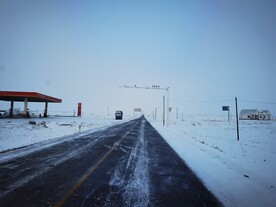 下雪公路旁的加油站
