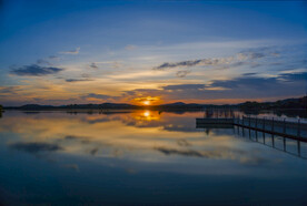 夕阳湖水