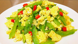 苦瓜炒鸡蛋摄影图