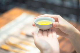 遵纪守礼的敬茶人