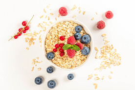 燕麦片与蓝莓树莓特写