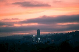 远山和建筑楼
