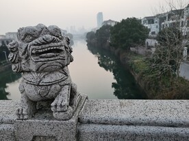 苏州河流小狮子