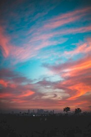 彩霞下的城市的剪影