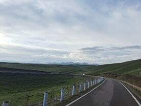 天山下道路