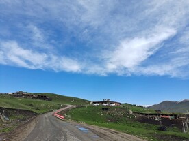 天山下道路