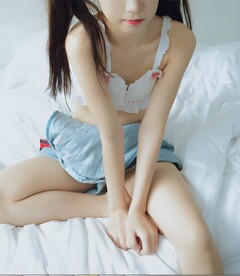 坐着的女孩
