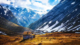 雪山草地风景