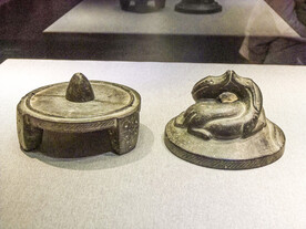 双龙钮盖三足石砚