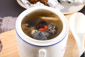 炖汤乌鸡汤