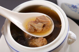 炖汤乌鸡汤