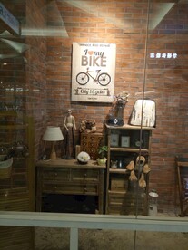 商场橱窗商品展示