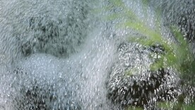 喷涌而出的泉水