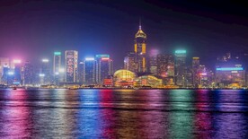 夜晚灯火通明的城市