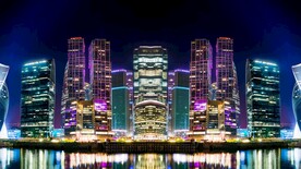 夜晚灯火通明的现代城市