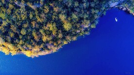 航拍海中岛屿