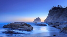 临海高耸的山峰