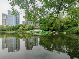 廊亭和楼群倒影