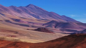 连绵的戈壁山峰