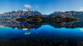 湖边连绵的山峰