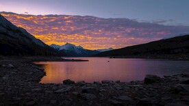 夕阳下的高山湖泊