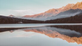 静谧的高山湖泊