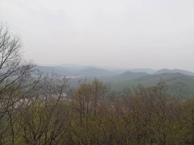 重叠起伏的远山