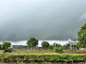 下雨前的乌云