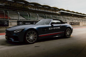 黑色现代小轿车