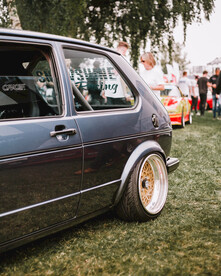 黑色汽车车尾局部