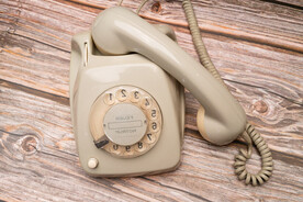 白色旋转拨号电话