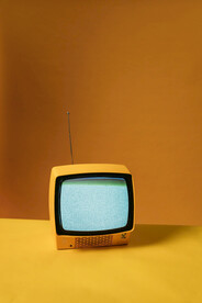 黄颜色电视机