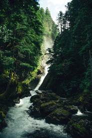 山间流水
