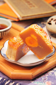蛋黄莲蓉月饼