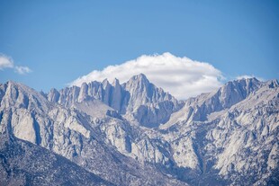 山峰上的白云