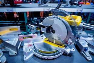 机器人机器臂新能源汽车高科技