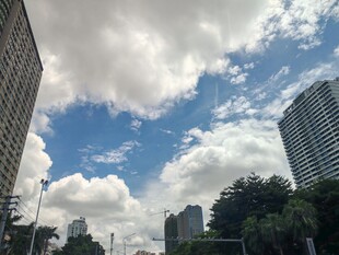 雨后放晴的城市天空
