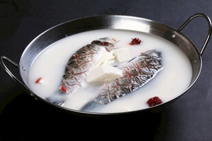 锅仔鲫鱼炖豆腐