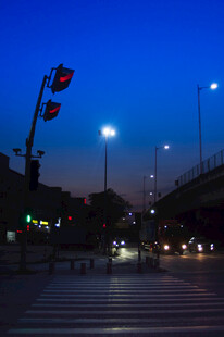 黄昏城市路口