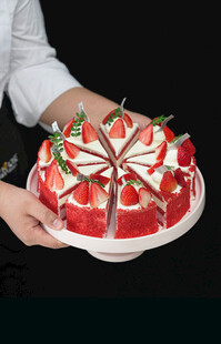 手捧蛋糕