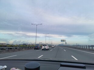 行驶在高速公路