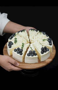 手捧蛋糕