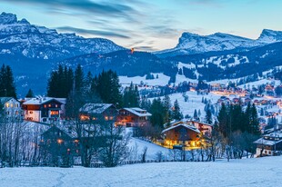 冬季黄昏丘陵村庄