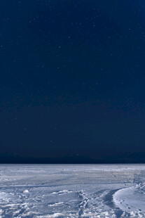 蓝色夜空雪地