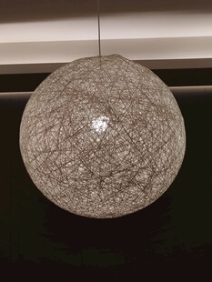 一款造型奇特的圆形吊灯