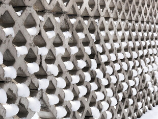 堆积白雪的墙壁