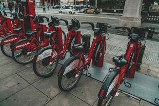共享红色自行车