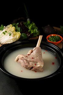 特色砂锅羊腿