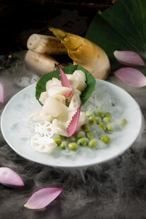 黄金笋拼鲜莲子