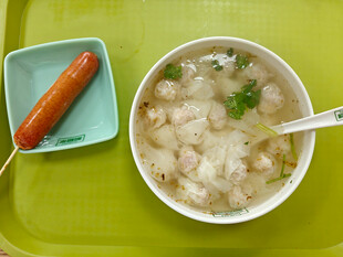 街边小店馄饨烤肠